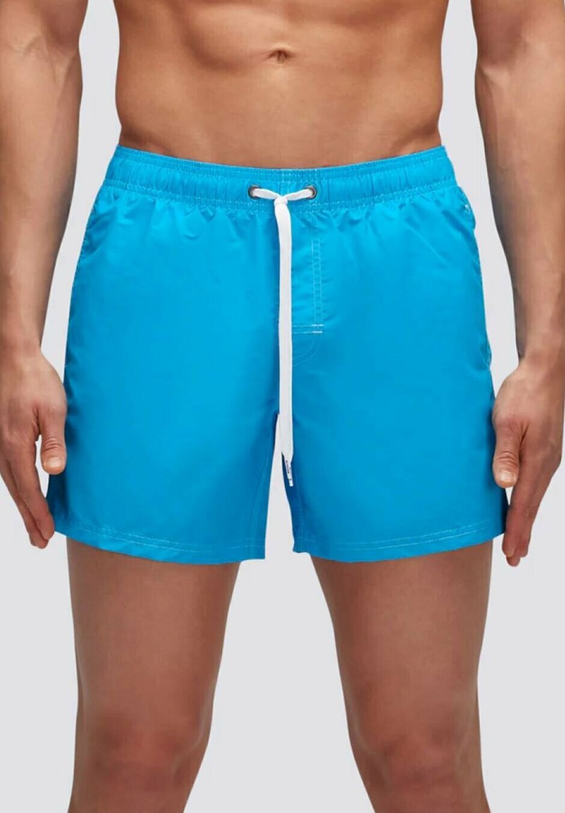 Costumi da bagno azzurri brillanti realizzati in tessuto leggero, dotati di vita elasticizzata, cordoncino bianco e tasche laterali.