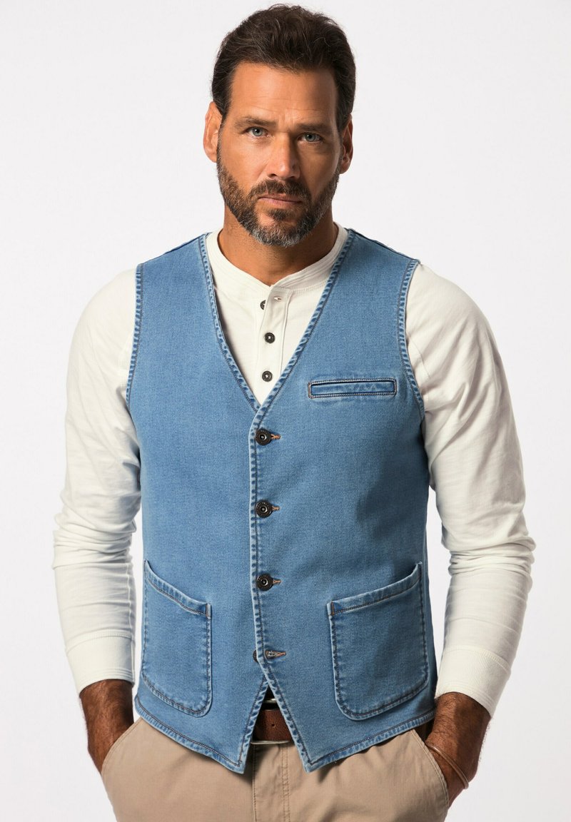 Gilet in denim di un blu chiaro con un design aderente, dotato di scollatura a V, chiusura a bottoni, due tasche frontali e una tasca sul petto.