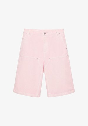 Shorts en denim rose clair longueur genou avec poches avant, passants pour ceinture et fermeture à boutons.