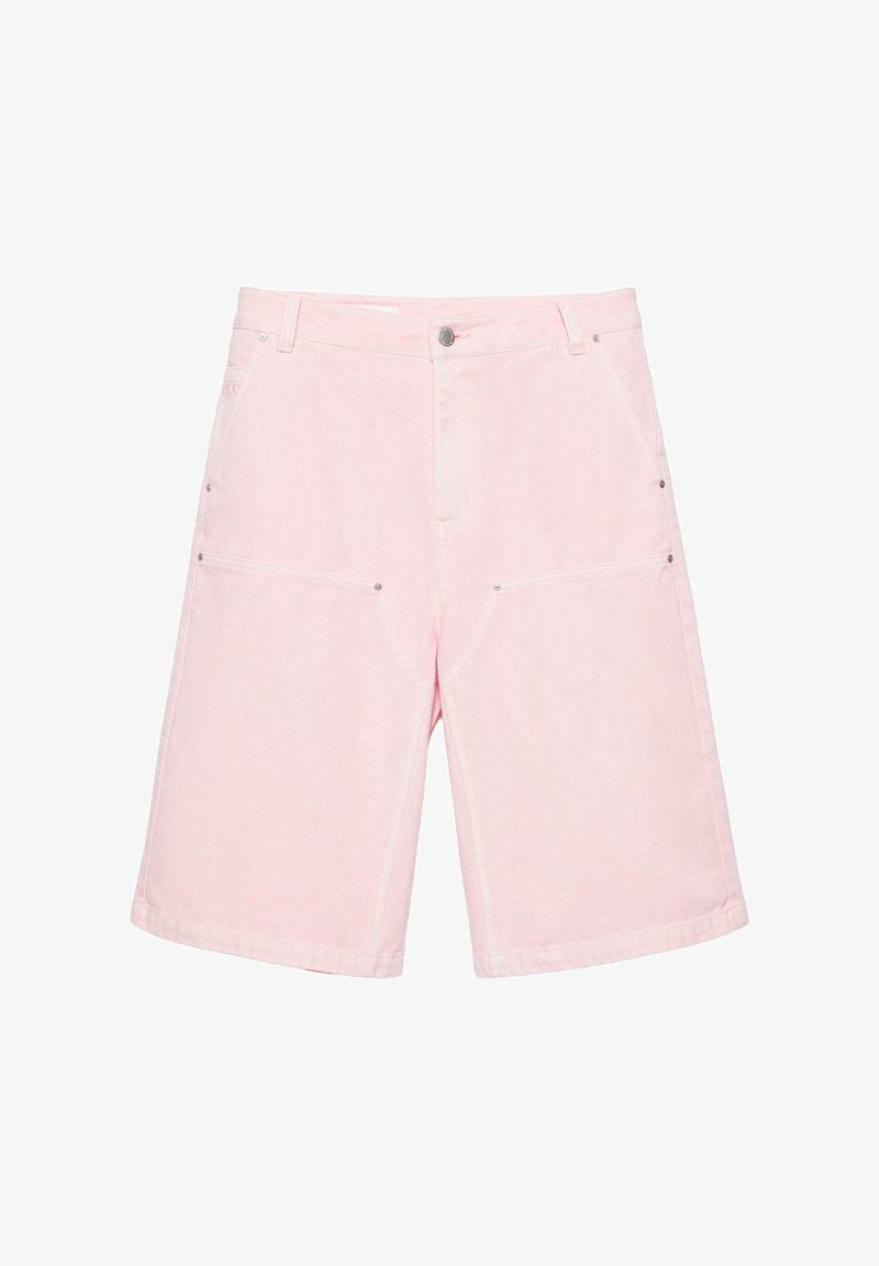 Lyserøde denimshorts i knælængde med forlommer, bæltestropper og knaplukning.