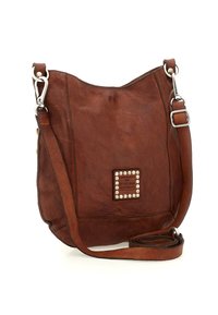 Borsa a tracolla in pelle marrone con parte superiore curva, caratterizzata da una placca borchiata e una tracolla regolabile. Texture liscia con dettagli di cuciture minime.