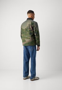 Scotch & Soda PHOTO PRINTED COACH JACKET - Suvejakk - khaki