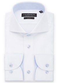 Biała koszula z przypieczonej tekstury, slim fit, z jasnoniebieskim akcentem wewnątrz kołnierza oraz mankietami na podwójne guziki. Widoczna metka marki.