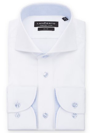 Biała koszula z przypieczonej tekstury, slim fit, z jasnoniebieskim akcentem wewnątrz kołnierza oraz mankietami na podwójne guziki. Widoczna metka marki.