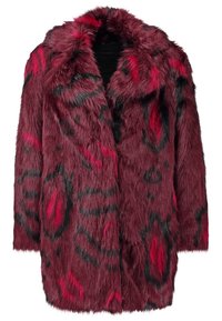 Abrigo de piel sintética burdeos con estampado de animal en negro y rojo, que presenta un amplio cuello y diseño frontal abierto, textura suave y corte de longitud media.