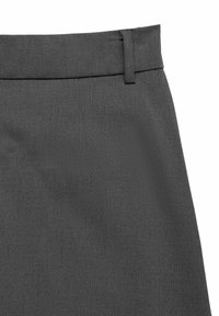 Szare spodnie garniturowe o gładkiej fakturze, z przednim płaskim pasem i klasycznym paskiem w talii. Posiadają szlufki na pasek i subtelny wzór tkany.