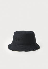 Sort bucket hat med broderet logo-detalje, blødt stof og bred skygge, der har en horisontal ribbet overflade langs kanten.