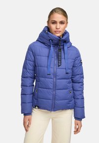 Blauwe gewatteerde jas met een hoge kraag, logo op de ritssluiting en trekkoorden. Bevat zijzakken en elastische manchetten voor een comfortabele pasvorm.