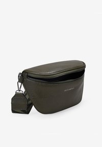Bolso de piel verde oliva con una textura suave, cierre de cremallera y un pequeño accesorio. Presenta una correa con un patrón. Diseño compacto y aerodinámico.