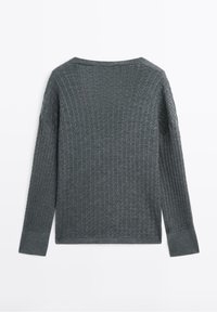 Pull en maille gris à manches longues avec texture côtelée, col bateau et poignets prolongés, présenté à plat vue de dos.