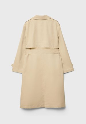 Beige Trenchcoat mit einem kurzen hinteren Saum, langen Ärmeln und einem Gürtel. Aus glattem Stoff gefertigt, verfügt er über einen eingekerbten Kragen und seitliche Schlitze.