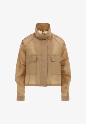 Tan kort jacka med hög krage, två framfickor och en genomskinlig, texturerad tygdesign. Rena linjer och minimalistisk stil.