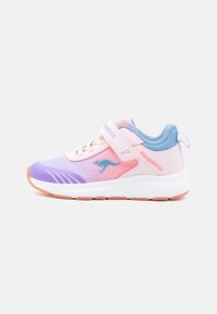 Παιδικό αθλητικό παπούτσι σε παστέλ ροζ και μωβ χρώμα με μπλε λογότυπο καγκουρό, ιμάντα με βέλκρο, λευκή σόλα και ανοιχτό καφέ εξωτερική σόλα.