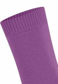 Tessuto fine a maglia viola con polsino elastico a coste, primo piano che mostra i dettagli della texture e delle cuciture.
