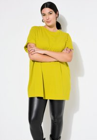 Studio Untold LONGLINE - Jednoduché tričko - yellow green