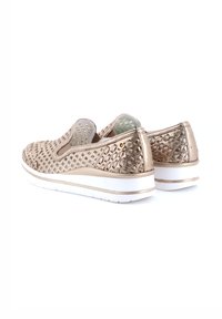 Scarpe slip-on realizzate in materiale dorato metallico con un motivo a diamante testurizzato; presentano lati elastici e una suola in gomma bianca.