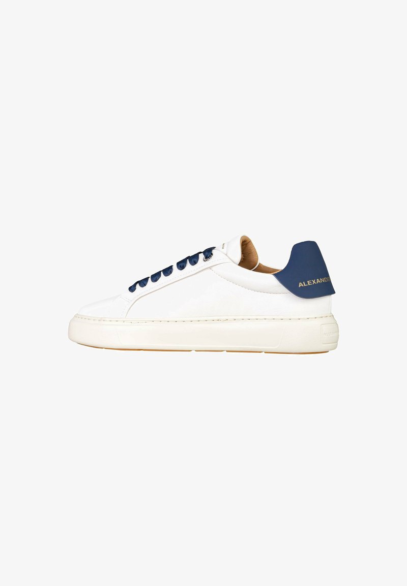 Sneaker bianca a taglio basso con linguetta sul tallone e lacci blu navy, fodera interna color nocciola e suola spessa bianca.