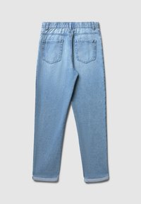 Jeans in denim azzurro chiaro con elastico in vita, due tasche posteriori e risvolti, caratterizzati da una texture liscia e un design a gamba dritta.