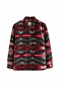 Chemise à manches longues boutonnée avec des motifs géométriques rouges, noirs et gris et une poche poitrine sur fond blanc.