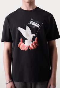 Puma PUMA X MÁS TIEMPO TWENTY FOUR GRAPHIC TEE - Potiskana majica - black