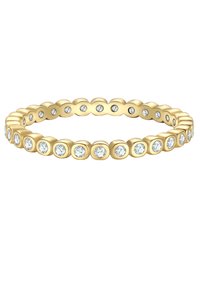 Zlatý prsteň s zaoblenými hranami, zdobený malými okrúhlymi priezračnými kameňmi usporiadanými v nepretržitom vzore pozdĺž povrchu. Hladká textúra.