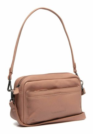 Bolso pequeño rectangular de piel marrón suave con bolsillo delantero con cremallera, asa corta y correa de hombro desmontable.