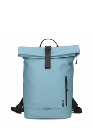 Zaino azzurro chiaro con chiusura a rotolo, fibbia nera, tasca verticale con cerniera sul davanti, manico nero e spallacci regolabili.