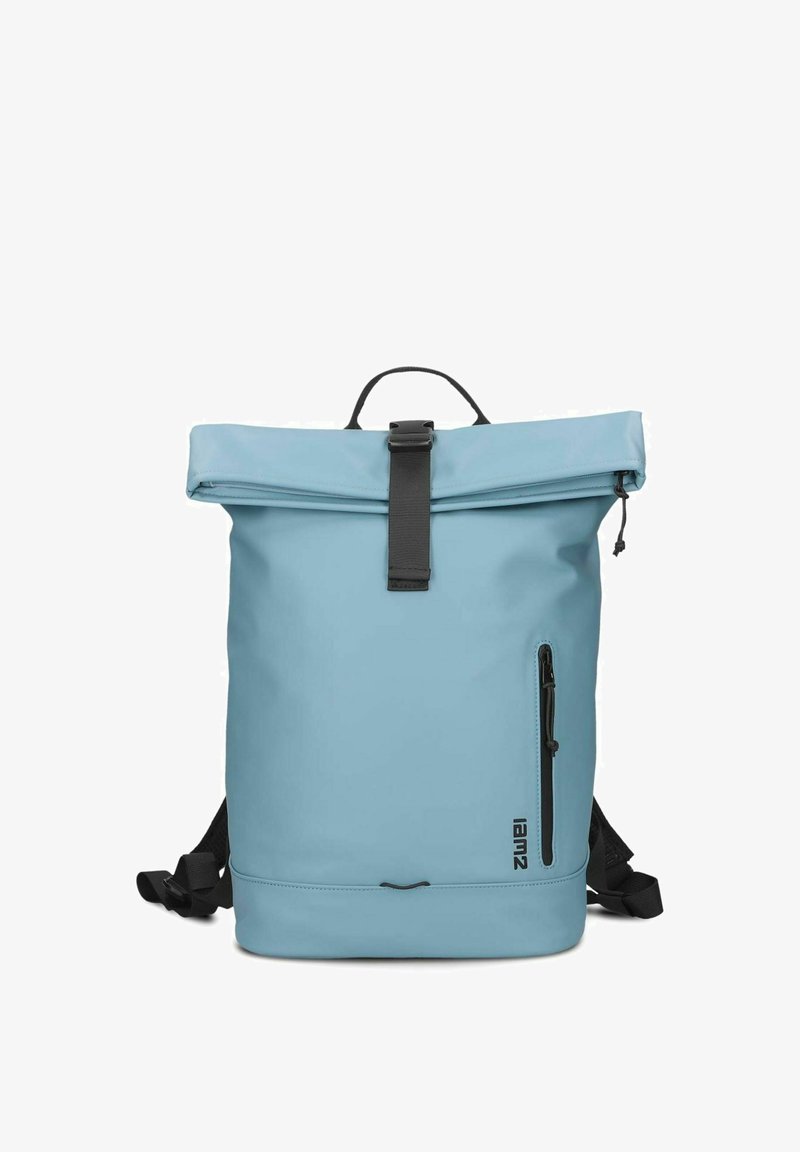 Sac à dos bleu clair à rabat enroulable avec boucle noire, poche verticale zippée à l'avant, poignée noire et bretelles ajustables.