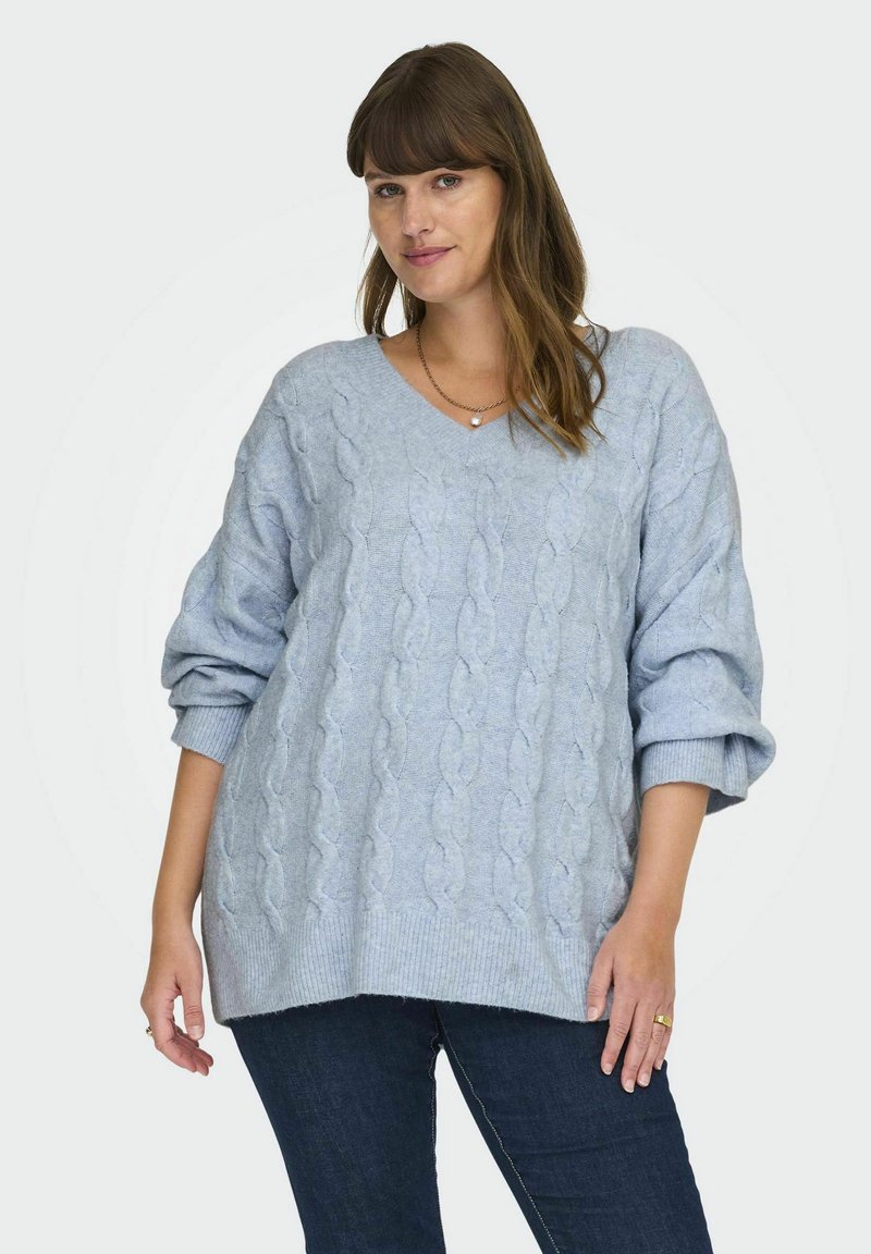 Ljusblå kabelstickad tröja med V-hals, sänkta axlar och ribbade ärmslut; avslappnad passform med texturerade detaljer överallt.