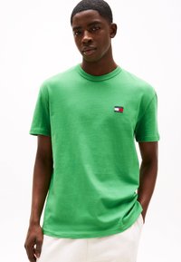 Tommy Jeans - BADGE TEE - Basic T-shirt - coastal green Thumbnail Image 1