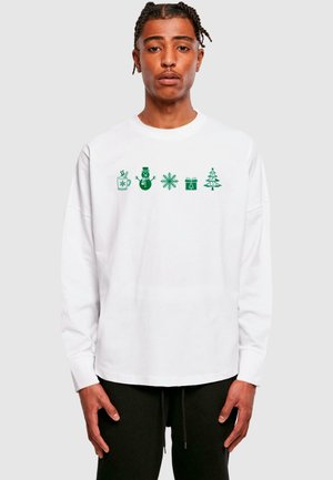 Hvid langærmet t-shirt med grønne vintertematiske ikoner: en krus, snemands, snefnug, gave og juletræ, med en afslappet pasform.
