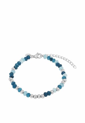 Bransoletka z naprzemiennie ułożonymi małymi, okrągłymi srebrnymi koralikami i fasetowanymi niebieskimi kamieniami, wyposażona w zapięcie typu karabińczyk i regulowany łańcuszek.