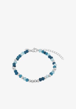 Armband mit abwechselnd kleinen runden silbernen Perlen und facettierten blauen Steinen, ausgestattet mit einem Karabinerverschluss und verstellbarer Kette.