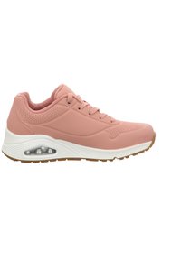 Rosa Sportschuh mit glattem synthetischem Obermaterial, strukturierten Akzenten, drei Ösenreihen, Luftpolster in der Ferse und einer weißen Sohle.