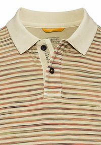 Gestreept poloshirt met een beige kraag, met horizontale strepen in lichtbruin, roze en groen. Twee zwarte knopen bij de hals.