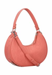 Sac à main en cuir corail avec un motif de logo embossé, de forme incurvée et une bandoulière détachable. Il possède une fermeture éclair en haut et des accessoires en argent.
