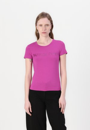 Aangename, aansluitende roze T-shirt gemaakt van zachte stof met "PATRIZIA PEPE" in fonkelende letters op de borst. Korte mouwen en ronde halslijn.