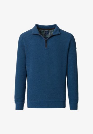 Niebieski sweter z teksturowanym splotem, z kołnierzem na pół zamek i kraciastym wykończeniem przy szyi. Rękawy i dół wykończone ściągaczem.