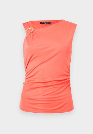 Koraalroze mouwloos top met asymmetrische halslijn, zijkant plooien en een goudkleurige, ronde gespsluiting op de linkerschouder.