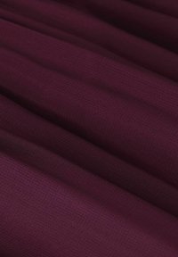 Tissu bordeaux texturé avec de subtiles draperies, présentant un tissage fin et une surface lisse, mettant en valeur une couleur riche et une apparence douce.