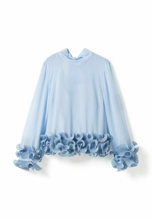 Blouse à manches longues bleu clair avec col montant, ornée de volants aux poignets et à l'ourlet inférieur.