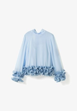 Camicia a maniche lunghe azzurro chiaro con collo alto, caratterizzata da orli arricciati su polsini e bordo inferiore.