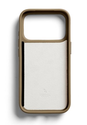 Custodia per smartphone con bordi in gomma beige e pannello posteriore bianco texturizzato, con un piccolo logo impresso vicino al centro inferiore.