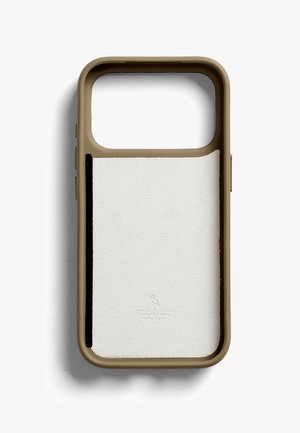 Coque de smartphone avec bords en caoutchouc beige et panneau arrière blanc texturé, présentant un petit logo en relief près du bas au centre.