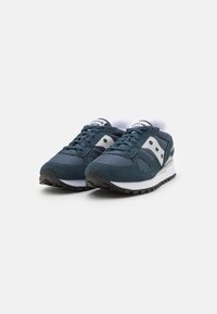 Blå semsket og net sneakers med grå detaljer, som har hvit mellomsåle og svart teksturert yttersåle, rund tå og snøring foran.