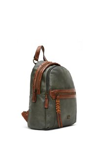 Groene leren rugzak met bruine accenten, voorzien van een voorzak met rits, decoratieve studs en een gevlochten ritsaanhanger.