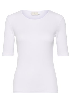 Camiseta blanca, ajustada, hecha de tejido elástico, con un escote redondeado y mangas de largo hasta el codo. La etiqueta indica talla M.