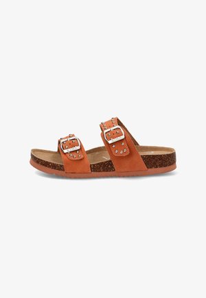 Sandalia slide de ante naranja con dos correas ajustables con hebilla adornadas con pequeños tachuelas de metal y suela de plantilla de corcho.