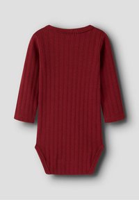 Burgundy långärmad bodysuit med ribbad textur, rund halsringning och tryckknapp längst ner. Slätt tyg, minimalistisk design.