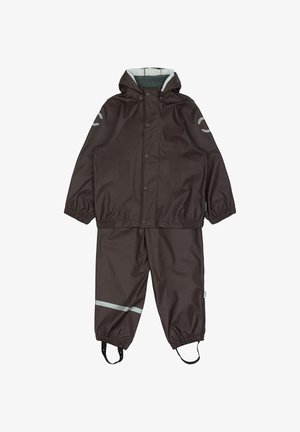Ensemble de pluie imperméable marron avec capuche, doté de bandes réfléchissantes grises, de poignets élastiques et de sangles pour les pieds réglables. Texture lisse, matériau durable.
